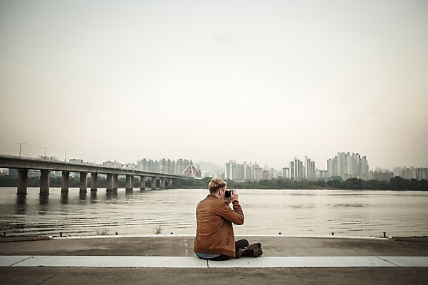 포토 JPG 주간 서양인 외국인 남자 한명 앉기 빌딩 상반신 20대 성인 야외 뒷모습 카메라 사진촬영 도시 한강 여의도 한강공원 가교 청년남자한명만 성인남자한명만 국내포토 자연요소 1 건축물 공원 뷰포인트 모션 서울 사람 인종 청년 건물 전자제품 촬영 랜드마크 남자한명만 성인남자만 청년남자만 파일형식