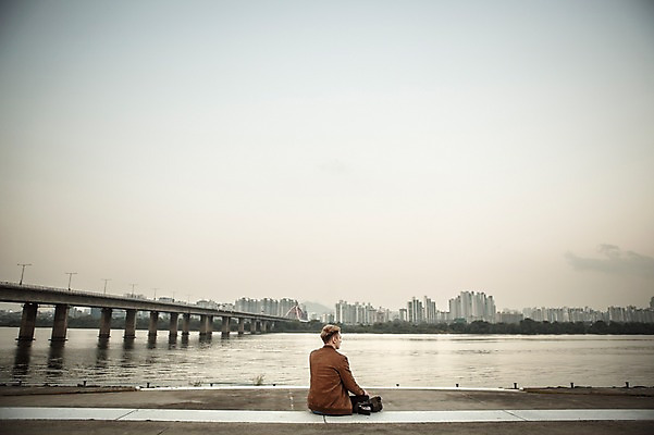 포토 JPG 주간 서양인 외국인 남자 하늘 한명 앉기 빌딩 상반신 20대 성인 야외 뒷모습 한강 여의도 한강공원 가교 청년남자한명만 성인남자한명만 국내포토 자연요소 1 건축물 공원 뷰포인트 모션 서울 사람 인종 청년 건물 랜드마크 남자한명만 성인남자만 청년남자만 파일형식