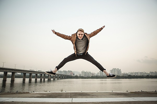 포토 JPG 주간 전신 서양인 외국인 남자 팔벌리기 한명 빌딩 20대 성인 야외 앞모습 점프 도시 한강 여의도 한강공원 가교 청년남자한명만 성인남자한명만 국내포토 자연요소 1 건축물 공원 뷰포인트 모션 서울 사람 인종 청년 건물 랜드마크 남자한명만 성인남자만 청년남자만 파일형식
