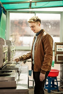 포토 JPG 주간 서양인 외국인 남자 요리 한명 서기 상반신 20대 성인 야외 옆모습 라면 한강 끓이기 여의도 한강공원 청년남자한명만 성인남자한명만 국내포토 자연요소 1 공원 음식 뷰포인트 모션 서울 사람 인종 청년 면류 랜드마크 남자한명만 성인남자만 청년남자만 파일형식