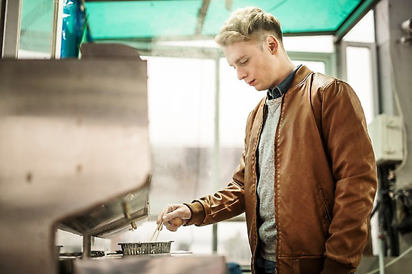 포토 JPG 주간 서양인 외국인 남자 요리 한명 서기 상반신 20대 성인 야외 옆모습 라면 한강 끓이기 여의도 한강공원 청년남자한명만 성인남자한명만 국내포토 자연요소 1 공원 음식 뷰포인트 모션 서울 사람 인종 청년 면류 랜드마크 남자한명만 성인남자만 청년남자만 파일형식