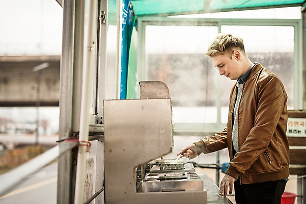 포토 JPG 주간 서양인 외국인 남자 요리 한명 서기 상반신 20대 성인 야외 옆모습 라면 한강 끓이기 여의도 한강공원 청년남자한명만 성인남자한명만 국내포토 자연요소 1 공원 음식 뷰포인트 모션 서울 사람 인종 청년 면류 랜드마크 남자한명만 성인남자만 청년남자만 파일형식
