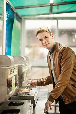 포토 JPG 주간 서양인 외국인 남자 요리 한명 서기 상반신 20대 성인 야외 옆모습 라면 한강 끓이기 여의도 한강공원 청년남자한명만 성인남자한명만 국내포토 자연요소 1 공원 음식 뷰포인트 모션 서울 사람 인종 청년 면류 랜드마크 남자한명만 성인남자만 청년남자만 파일형식