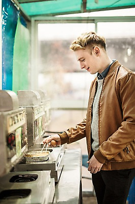 포토 JPG 주간 서양인 외국인 남자 요리 한명 서기 상반신 20대 성인 야외 옆모습 라면 한강 끓이기 여의도 한강공원 청년남자한명만 성인남자한명만 국내포토 자연요소 1 공원 음식 뷰포인트 모션 서울 사람 인종 청년 면류 랜드마크 남자한명만 성인남자만 청년남자만 파일형식