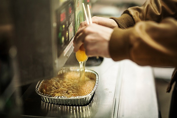 포토 JPG 주간 서양인 외국인 손 남자 한명 20대 성인 야외 신체부위 계란 한강 날계란 넣기 여의도 한강공원 국내포토 자연요소 1 공원 모션 서울 사람 인종 청년 알 랜드마크 파일형식