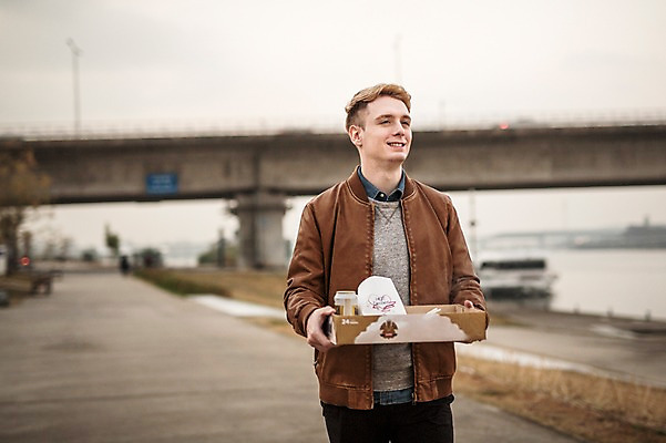 포토 JPG 주간 서양인 외국인 남자 행복 음식 이동 한명 서기 들기 상반신 20대 성인 야외 앞모습 상자 한강 설레임 여의도 한강공원 청년남자한명만 성인남자한명만 국내포토 자연요소 1 공원 감정 뷰포인트 컨셉 모션 서울 사람 인종 청년 랜드마크 남자한명만 성인남자만 청년남자만 파일형식