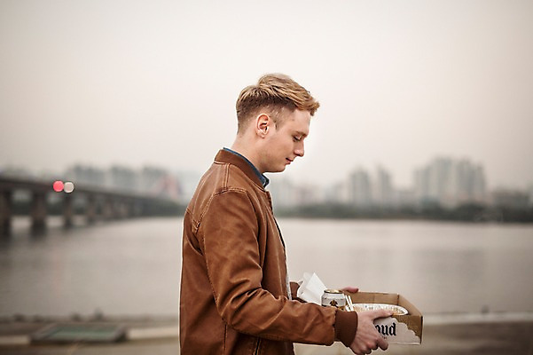 포토 JPG 주간 서양인 외국인 남자 행복 음식 이동 한명 서기 들기 상반신 20대 성인 야외 옆모습 상자 한강 설레임 여의도 한강공원 청년남자한명만 성인남자한명만 국내포토 자연요소 1 공원 감정 뷰포인트 컨셉 모션 서울 사람 인종 청년 랜드마크 남자한명만 성인남자만 청년남자만 파일형식