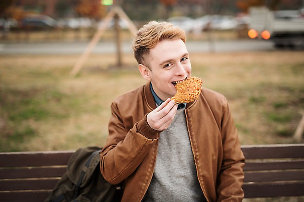 포토 JPG 주간 서양인 외국인 남자 한명 앉기 상반신 20대 성인 야외 앞모습 치킨 먹기 한강 닭다리 여의도 한강공원 청년남자한명만 성인남자한명만 국내포토 자연요소 1 공원 뷰포인트 모션 서울 사람 인종 청년 닭고기요리 랜드마크 남자한명만 성인남자만 청년남자만 파일형식