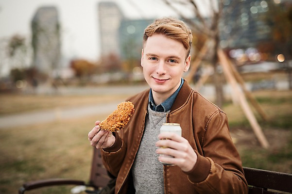 포토 JPG 주간 서양인 외국인 남자 한명 들기 앉기 상반신 20대 성인 야외 앞모습 치킨 한강 닭다리 캔맥주 여의도 한강공원 청년남자한명만 성인남자한명만 치맥 혼족 국내포토 자연요소 1 공원 뷰포인트 모션 맥주 서울 사람 인종 청년 캔 닭고기요리 랜드마크 싱글라이프 남자한명만 성인남자만 청년남자만 파일형식
