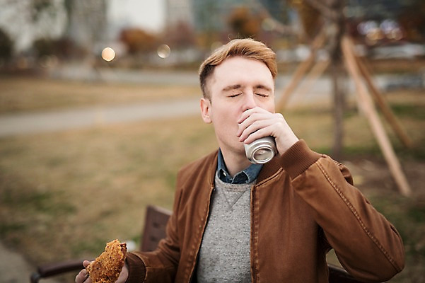 포토 JPG 주간 서양인 외국인 남자 한명 앉기 상반신 20대 성인 야외 앞모습 치킨 마시기 한강 닭다리 캔맥주 여의도 한강공원 청년남자한명만 성인남자한명만 치맥 혼족 국내포토 자연요소 1 공원 뷰포인트 모션 맥주 서울 사람 인종 청년 캔 닭고기요리 랜드마크 싱글라이프 남자한명만 성인남자만 청년남자만 파일형식