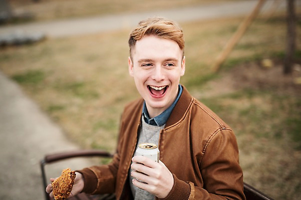 포토 JPG 주간 서양인 외국인 남자 한명 들기 앉기 상반신 20대 성인 야외 앞모습 치킨 한강 닭다리 캔맥주 여의도 한강공원 청년남자한명만 성인남자한명만 치맥 혼족 국내포토 자연요소 1 공원 뷰포인트 모션 맥주 서울 사람 인종 청년 캔 닭고기요리 랜드마크 싱글라이프 남자한명만 성인남자만 청년남자만 파일형식