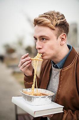 포토 JPG 주간 서양인 외국인 남자 한명 앉기 상반신 20대 성인 야외 옆모습 라면 먹기 한강 여의도 젓가락질 한강공원 청년남자한명만 성인남자한명만 국내포토 자연요소 1 공원 음식 뷰포인트 젓가락 모션 서울 사람 인종 손짓 청년 면류 랜드마크 남자한명만 성인남자만 청년남자만 파일형식