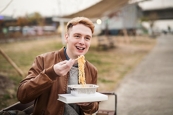포토 JPG 주간 서양인 외국인 남자 한명 앉기 상반신 20대 성인 야외 앞모습 라면 한강 여의도 젓가락질 한강공원 청년남자한명만 성인남자한명만 국내포토 자연요소 1 공원 음식 뷰포인트 젓가락 모션 서울 사람 인종 손짓 청년 면류 랜드마크 남자한명만 성인남자만 청년남자만 파일형식