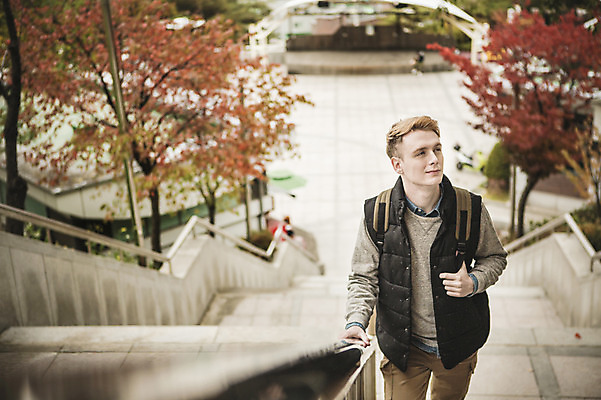 포토 JPG 주간 서양인 외국인 공원 남자 한명 상반신 20대 성인 야외 앞모습 걷기 계단 가을 구경 오르기 청년남자한명만 성인남자한명만 낙산공원 국내포토 자연요소 1 계절 공공시설 뷰포인트 모션 서울 사람 인종 청년 남자한명만 성인남자만 청년남자만 파일형식