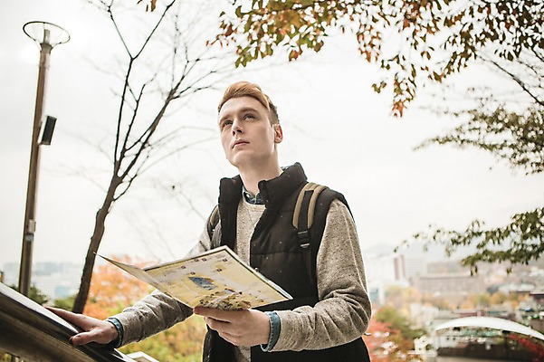포토 JPG 주간 서양인 외국인 공원 남자 지도 한명 상반신 20대 성인 야외 올려보기 가을 길찾기 청년남자한명만 성인남자한명만 낙산공원 국내포토 자연요소 1 계절 공공시설 모션 서울 사람 인종 청년 남자한명만 성인남자만 청년남자만 파일형식