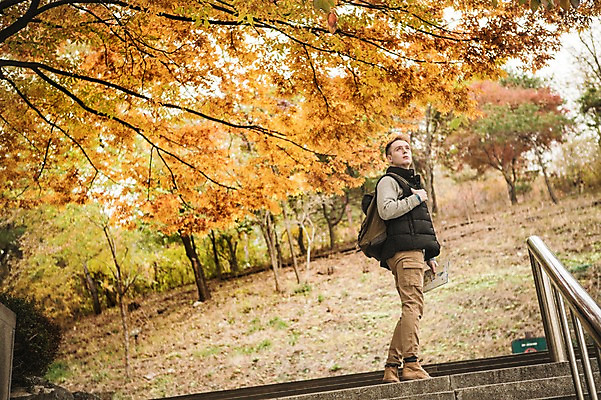 포토 JPG 주간 전신 서양인 외국인 공원 남자 단풍 한명 서기 20대 성인 야외 옆모습 계단 가을 구경 청년남자한명만 성인남자한명만 낙산공원 국내포토 자연요소 1 계절 공공시설 뷰포인트 잎 모션 서울 사람 인종 청년 남자한명만 성인남자만 청년남자만 파일형식