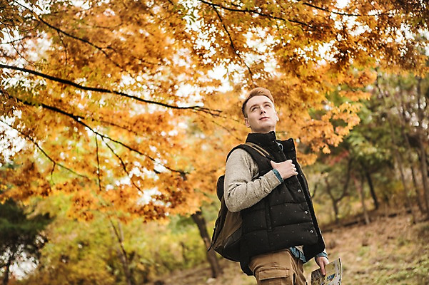 포토 JPG 주간 서양인 외국인 공원 남자 단풍 한명 서기 상반신 20대 성인 야외 옆모습 올려보기 가을 구경 청년남자한명만 성인남자한명만 낙산공원 국내포토 자연요소 1 계절 공공시설 뷰포인트 잎 모션 서울 사람 인종 청년 남자한명만 성인남자만 청년남자만 파일형식