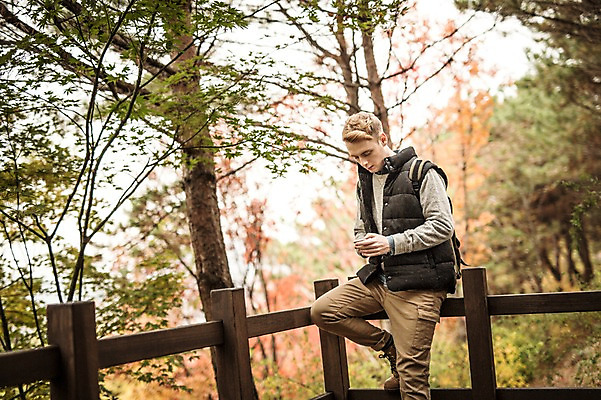 포토 JPG 주간 서양인 외국인 공원 남자 난간 한명 상반신 20대 성인 야외 옆모습 스마트폰 가을 구경 걸터앉기 청년남자한명만 성인남자한명만 낙산공원 국내포토 자연요소 1 계절 공공시설 뷰포인트 서울 사람 앉기 인종 청년 핸드폰 스마트기기 남자한명만 성인남자만 청년남자만 파일형식
