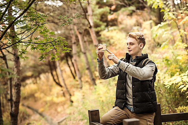 포토 JPG 주간 서양인 외국인 공원 남자 한명 들기 앉기 상반신 20대 성인 야외 옆모습 스마트폰 사진촬영 가을 청년남자한명만 성인남자한명만 낙산공원 국내포토 자연요소 1 계절 공공시설 뷰포인트 모션 서울 사람 인종 청년 핸드폰 스마트기기 촬영 남자한명만 성인남자만 청년남자만 파일형식