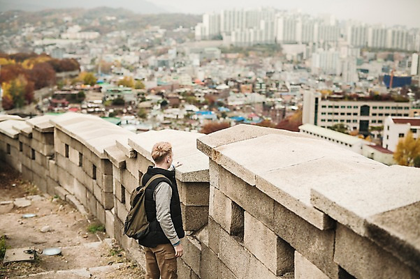 포토 JPG 주간 서양인 외국인 공원 남자 배낭 한명 서기 상반신 20대 성인 야외 옆모습 가을 도시 성벽 청년남자한명만 성인남자한명만 낙산공원 국내포토 자연요소 1 계절 공공시설 뷰포인트 가방 모션 서울 사람 인종 청년 남자한명만 성인남자만 청년남자만 파일형식