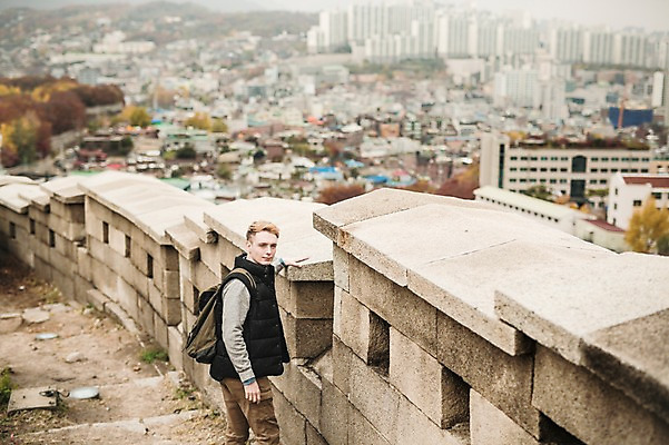 포토 JPG 주간 서양인 외국인 공원 남자 배낭 한명 서기 상반신 20대 성인 야외 옆모습 가을 도시 성벽 청년남자한명만 성인남자한명만 낙산공원 국내포토 자연요소 1 계절 공공시설 뷰포인트 가방 모션 서울 사람 인종 청년 남자한명만 성인남자만 청년남자만 파일형식