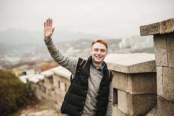 포토 JPG 주간 서양인 외국인 공원 남자 한명 미소 상반신 20대 성인 야외 앞모습 가을 성벽 손인사 청년남자한명만 성인남자한명만 낙산공원 국내포토 자연요소 1 계절 공공시설 뷰포인트 서울 표정 사람 인종 청년 인사 남자한명만 성인남자만 청년남자만 파일형식