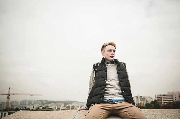 포토 JPG 주간 서양인 외국인 공원 남자 한명 앉기 상반신 20대 성인 야외 앞모습 가을 도시 성벽 청년남자한명만 성인남자한명만 낙산공원 국내포토 자연요소 1 계절 공공시설 뷰포인트 모션 서울 사람 인종 청년 남자한명만 성인남자만 청년남자만 파일형식