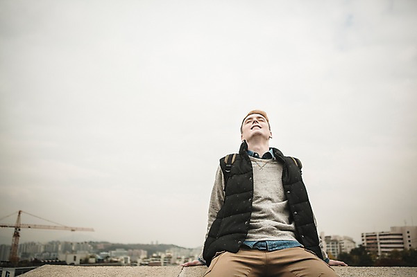 포토 JPG 주간 서양인 외국인 공원 남자 한명 앉기 상반신 20대 성인 야외 앞모습 가을 도시 성벽 청년남자한명만 성인남자한명만 낙산공원 국내포토 자연요소 1 계절 공공시설 뷰포인트 모션 서울 사람 인종 청년 남자한명만 성인남자만 청년남자만 파일형식