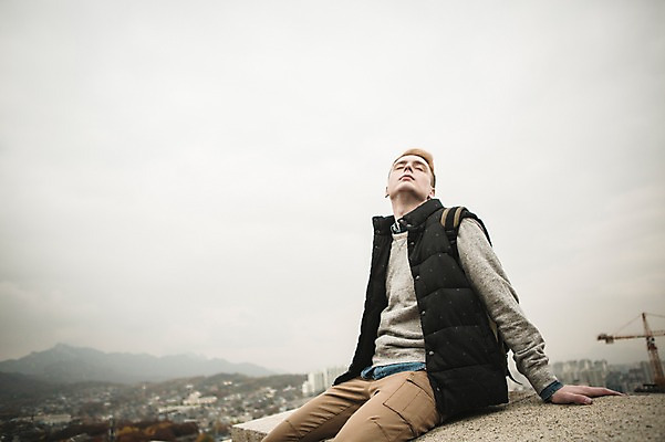 포토 JPG 주간 서양인 외국인 공원 남자 한명 앉기 상반신 20대 성인 야외 옆모습 가을 도시 성벽 청년남자한명만 성인남자한명만 낙산공원 국내포토 자연요소 1 계절 공공시설 뷰포인트 모션 서울 사람 인종 청년 남자한명만 성인남자만 청년남자만 파일형식