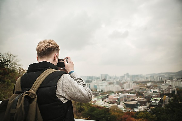 포토 JPG 주간 서양인 외국인 공원 남자 배낭 서울 한명 상반신 20대 성인 야외 뒷모습 카메라 사진촬영 가을 도시 청년남자한명만 성인남자한명만 낙산공원 국내포토 자연요소 1 계절 공공시설 뷰포인트 가방 한국 사람 인종 청년 전자제품 촬영 남자한명만 성인남자만 청년남자만 파일형식