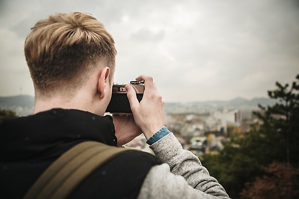 포토 JPG 주간 서양인 외국인 공원 남자 서울 한명 상반신 20대 성인 야외 뒷모습 카메라 사진촬영 가을 도시 청년남자한명만 성인남자한명만 낙산공원 국내포토 자연요소 1 계절 공공시설 뷰포인트 한국 사람 인종 청년 전자제품 촬영 남자한명만 성인남자만 청년남자만 파일형식