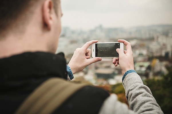 포토 JPG 주간 서양인 외국인 공원 남자 서울 한명 상반신 20대 성인 야외 뒷모습 스마트폰 사진촬영 가을 도시 청년남자한명만 성인남자한명만 낙산공원 국내포토 자연요소 1 계절 공공시설 뷰포인트 한국 사람 인종 청년 핸드폰 스마트기기 촬영 남자한명만 성인남자만 청년남자만 파일형식