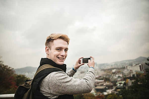 포토 JPG 주간 서양인 외국인 공원 남자 서울 한명 미소 상반신 20대 성인 야외 옆모습 스마트폰 사진촬영 가을 도시 청년남자한명만 성인남자한명만 낙산공원 국내포토 자연요소 1 계절 공공시설 뷰포인트 한국 표정 사람 인종 청년 핸드폰 스마트기기 촬영 남자한명만 성인남자만 청년남자만 파일형식
