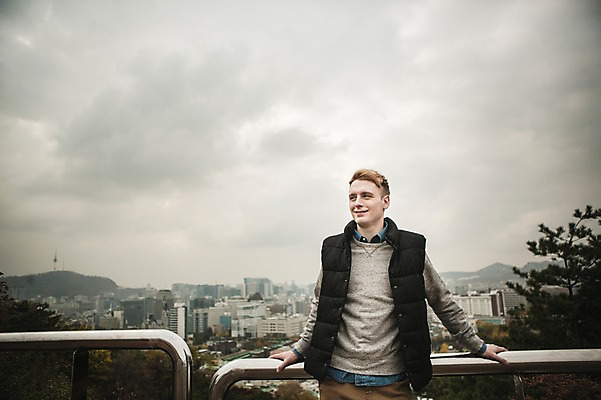 포토 JPG 주간 서양인 외국인 공원 남자 난간 한명 상반신 20대 성인 야외 앞모습 가을 도시 청년남자한명만 성인남자한명만 낙산공원 국내포토 자연요소 1 계절 공공시설 뷰포인트 서울 사람 인종 청년 남자한명만 성인남자만 청년남자만 파일형식