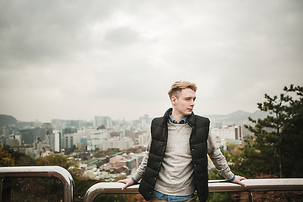 포토 JPG 주간 서양인 외국인 공원 남자 난간 한명 상반신 20대 성인 야외 앞모습 가을 도시 청년남자한명만 성인남자한명만 낙산공원 국내포토 자연요소 1 계절 공공시설 뷰포인트 서울 사람 인종 청년 남자한명만 성인남자만 청년남자만 파일형식