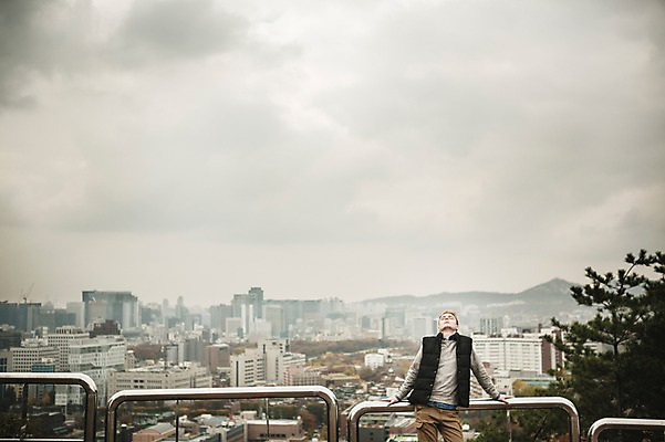 포토 JPG 주간 서양인 외국인 공원 남자 난간 한명 상반신 20대 성인 야외 앞모습 가을 도시 청년남자한명만 성인남자한명만 낙산공원 국내포토 자연요소 1 계절 공공시설 뷰포인트 서울 사람 인종 청년 남자한명만 성인남자만 청년남자만 파일형식