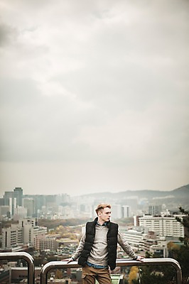 포토 JPG 주간 서양인 외국인 공원 남자 난간 한명 상반신 20대 성인 야외 앞모습 가을 도시 청년남자한명만 성인남자한명만 낙산공원 국내포토 자연요소 1 계절 공공시설 뷰포인트 서울 사람 인종 청년 남자한명만 성인남자만 청년남자만 파일형식