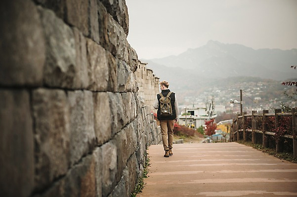 포토 JPG 주간 전신 서양인 외국인 공원 남자 한명 20대 성인 야외 뒷모습 울타리 걷기 산책로 가을 보행로 성벽 청년남자한명만 성인남자한명만 낙산공원 국내포토 자연요소 1 계절 공공시설 길 뷰포인트 모션 서울 사람 인종 청년 담장 남자한명만 성인남자만 청년남자만 파일형식