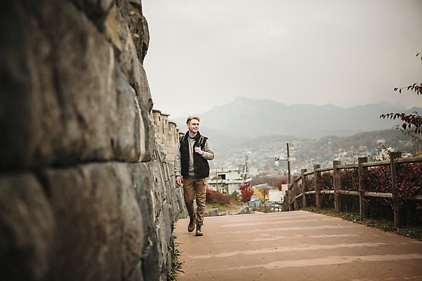 포토 JPG 주간 전신 서양인 외국인 공원 남자 한명 20대 성인 야외 앞모습 울타리 걷기 산책로 가을 보행로 성벽 청년남자한명만 성인남자한명만 낙산공원 국내포토 자연요소 1 계절 공공시설 길 뷰포인트 모션 서울 사람 인종 청년 담장 남자한명만 성인남자만 청년남자만 파일형식