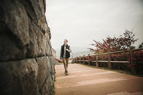 포토 JPG 주간 전신 서양인 외국인 공원 남자 한명 20대 성인 야외 앞모습 울타리 걷기 산책로 가을 보행로 성벽 청년남자한명만 성인남자한명만 낙산공원 국내포토 자연요소 1 계절 공공시설 길 뷰포인트 모션 서울 사람 인종 청년 담장 남자한명만 성인남자만 청년남자만 파일형식