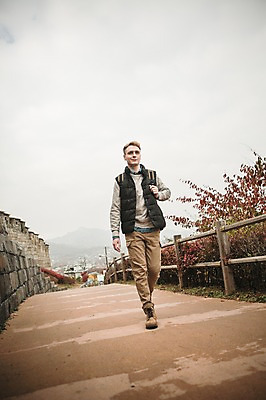 포토 JPG 주간 전신 서양인 외국인 공원 남자 한명 20대 성인 야외 앞모습 울타리 걷기 산책로 가을 보행로 성벽 청년남자한명만 성인남자한명만 낙산공원 국내포토 자연요소 1 계절 공공시설 길 뷰포인트 모션 서울 사람 인종 청년 담장 남자한명만 성인남자만 청년남자만 파일형식