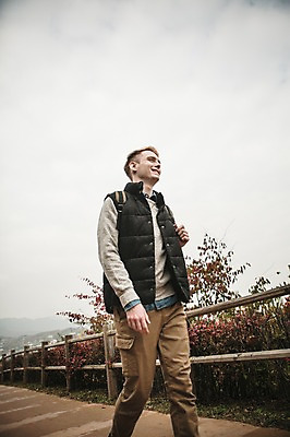 포토 JPG 주간 서양인 외국인 공원 남자 한명 상반신 20대 성인 야외 울타리 걷기 산책로 가을 보행로 청년남자한명만 성인남자한명만 낙산공원 국내포토 자연요소 1 계절 공공시설 길 모션 서울 사람 인종 청년 담장 남자한명만 성인남자만 청년남자만 파일형식