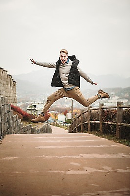 포토 JPG 주간 전신 서양인 외국인 공원 남자 팔벌리기 한명 20대 성인 야외 앞모습 울타리 점프 산책로 가을 보행로 성벽 청년남자한명만 성인남자한명만 낙산공원 국내포토 자연요소 1 계절 공공시설 길 뷰포인트 모션 서울 사람 인종 청년 담장 남자한명만 성인남자만 청년남자만 파일형식