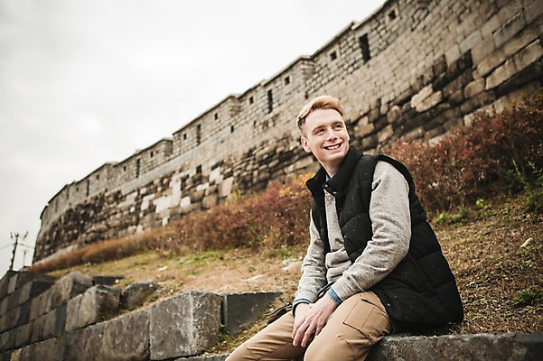 포토 JPG 주간 서양인 외국인 공원 남자 한명 미소 앉기 상반신 20대 성인 야외 옆모습 가을 성벽 청년남자한명만 성인남자한명만 낙산공원 국내포토 자연요소 1 계절 공공시설 뷰포인트 모션 서울 표정 사람 인종 청년 남자한명만 성인남자만 청년남자만 파일형식