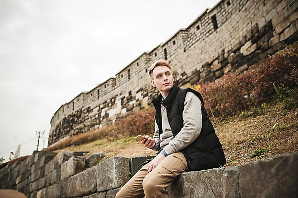 포토 JPG 주간 서양인 외국인 공원 남자 한명 들기 앉기 상반신 20대 성인 야외 옆모습 스마트폰 가을 성벽 청년남자한명만 성인남자한명만 낙산공원 국내포토 자연요소 1 계절 공공시설 뷰포인트 모션 서울 사람 인종 청년 핸드폰 스마트기기 남자한명만 성인남자만 청년남자만 파일형식