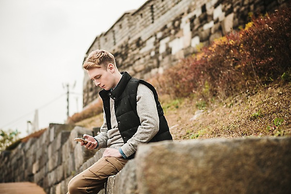 포토 JPG 주간 서양인 외국인 공원 남자 한명 들기 앉기 상반신 20대 성인 야외 옆모습 스마트폰 가을 웹서핑 성벽 청년남자한명만 성인남자한명만 낙산공원 국내포토 자연요소 1 계절 공공시설 뷰포인트 모션 서울 사람 인종 청년 핸드폰 스마트기기 남자한명만 성인남자만 청년남자만 파일형식