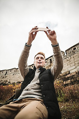 포토 JPG 주간 서양인 외국인 공원 남자 한명 들기 앉기 상반신 20대 성인 야외 앞모습 스마트폰 사진촬영 가을 셀프카메라 성벽 청년남자한명만 성인남자한명만 낙산공원 국내포토 자연요소 1 계절 공공시설 뷰포인트 모션 서울 사람 인종 청년 핸드폰 스마트기기 촬영 남자한명만 성인남자만 청년남자만 파일형식