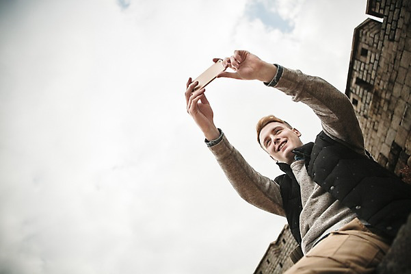 포토 JPG 주간 서양인 외국인 공원 남자 로우앵글 한명 들기 앉기 상반신 20대 성인 야외 스마트폰 사진촬영 가을 셀프카메라 성벽 청년남자한명만 성인남자한명만 낙산공원 국내포토 자연요소 1 계절 공공시설 뷰포인트 모션 서울 사람 인종 청년 핸드폰 스마트기기 촬영 남자한명만 성인남자만 청년남자만 파일형식