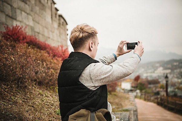 포토 JPG 주간 서양인 외국인 공원 남자 한명 들기 앉기 상반신 20대 성인 야외 옆모습 스마트폰 사진촬영 가을 성벽 청년남자한명만 성인남자한명만 낙산공원 국내포토 자연요소 1 계절 공공시설 뷰포인트 모션 서울 사람 인종 청년 핸드폰 스마트기기 촬영 남자한명만 성인남자만 청년남자만 파일형식