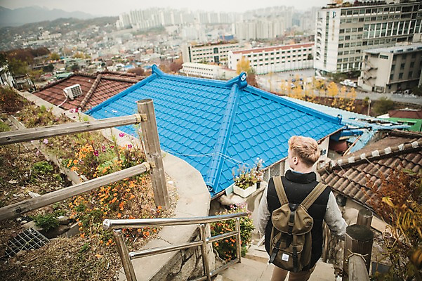포토 JPG 주간 서양인 외국인 공원 남자 배낭 서울 한명 상반신 20대 성인 야외 뒷모습 걷기 계단 가을 도시 내리막 청년남자한명만 성인남자한명만 낙산공원 국내포토 자연요소 1 계절 공공시설 뷰포인트 가방 모션 한국 사람 인종 청년 남자한명만 성인남자만 청년남자만 파일형식